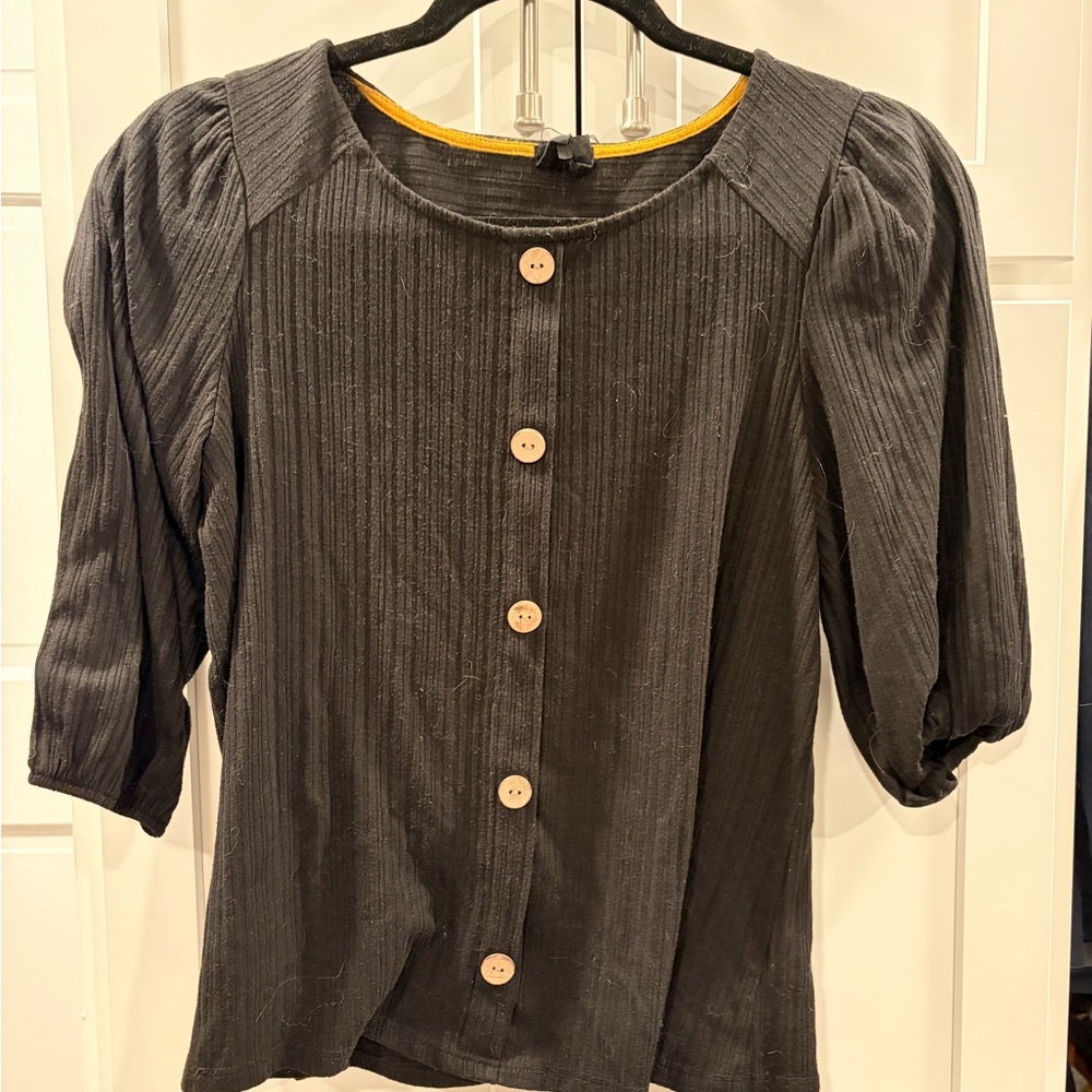 Semi puff sleeve relaxed Women's Top in black with brown buttons